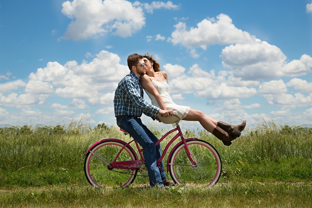 Casal apaixonado na bicicleta.